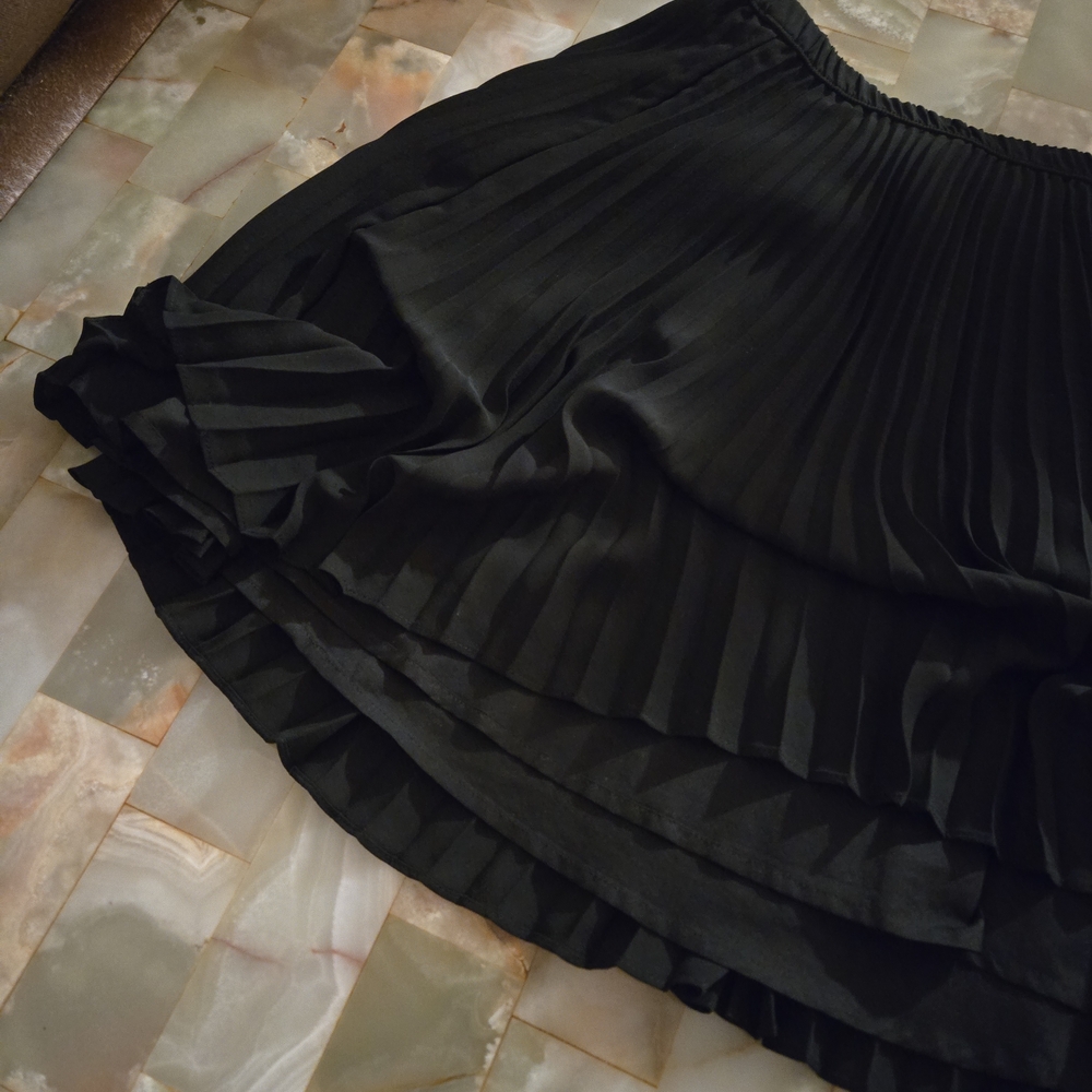 Banana Republic Black Pleated Skirt Elastic Waist Fully Lined Size 4 - Picture 4 of 6